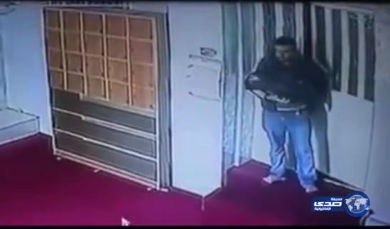 بالفيديو:أردني يسرق مصاحف وكتب تفسير من مسجد