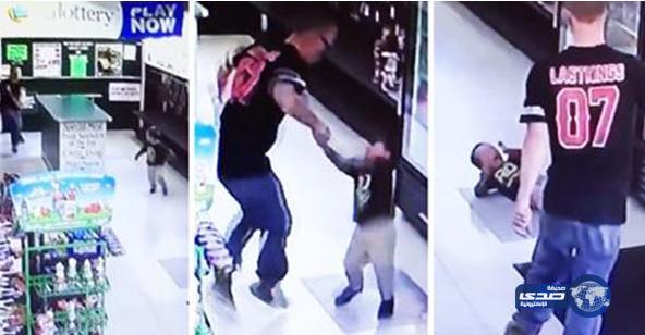 بالفيديو: أمريكي يطرح طفله أرضًا بلكمة قوية على وجهه