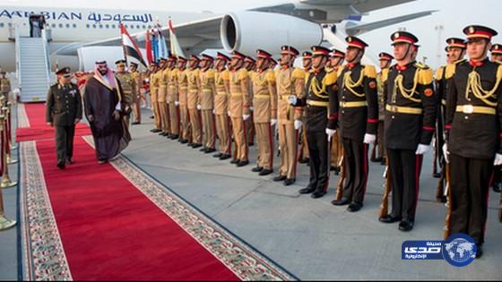 بالصور:سمو وزير الدفاع يصل إلى القاهرة