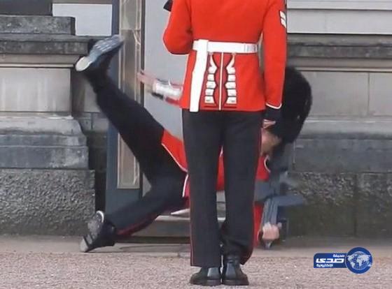 بالفيديو: لحظة نادرة.. حارس قصر بكنغهام يسقط أرضاً