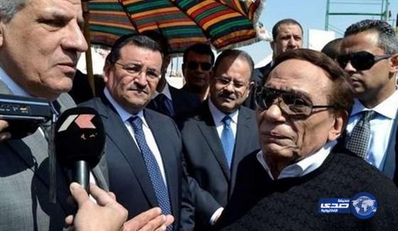 رئيس الوزراء المصري يفاجئ عادل إمام في موقع التصوير