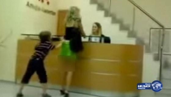 طفل يحرج أمه بنزع ملابسها أمام الناس!!