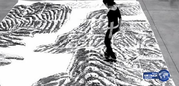 فتاة صينية ترسم لوحات ضخمة بـ ساقيها أثناء التزلج