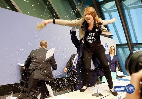 بالفيديو : فتاة تقتحم مؤتمر رئيس البنك المركزي الأوروبي