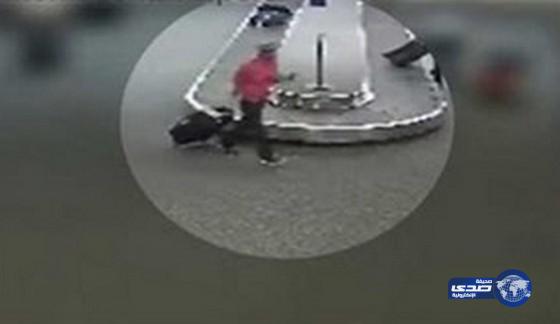 بالفيديو.. عمال مطار في اميركا يسرقون حقائب المسافرين