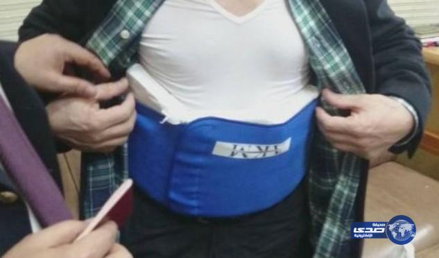 روسي يحاول تهريب 52 آيفون في كِرشه