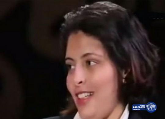 بالفيديو: فتاة تخلع الحجاب على الهواء وتقول “بابا ماتزعلش”