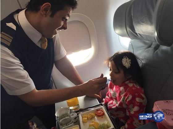 صورة مضيف بـ”الخطوط السعودية” يطعم طفلة معاقة تنال إعجاب المغردين