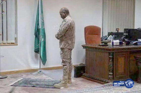 صورة لمتحدث &#8220;عاصفة الحزم&#8221; وهو يصلي داخل مكتبه تشعل جدلاً بمواقع التواصل الاجتماعي