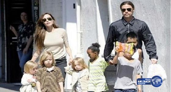 أنجلينا جولي وبراد بيت يعتزمان تبني طفل سوري