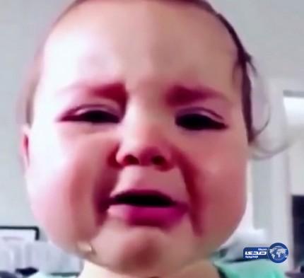 بالفيديو: طفلة تبكي في صمت تشعل مواقع التواصل الاجتماعي