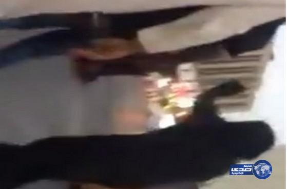 بالفيديو: رجل يضرب امرأة سعودية أمام المارة ويلوذ بالفرار