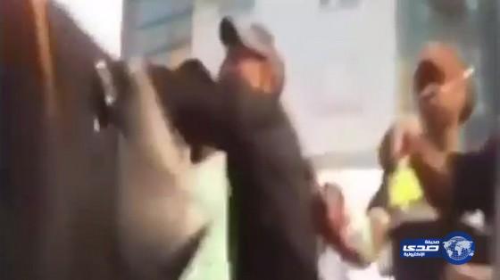 فيديو:الإطاحة بالشاب الذي صفع مواطنة بأحد أسواق جدة