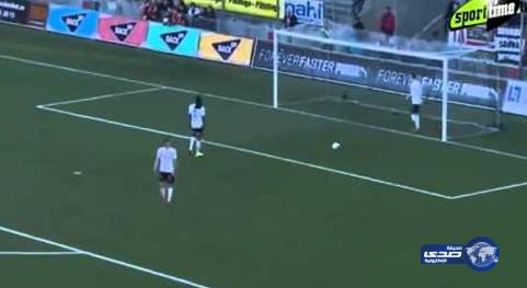 بالفيديو: لاعب يفقد أعصابه وينطح العارضة بشكل جنوني