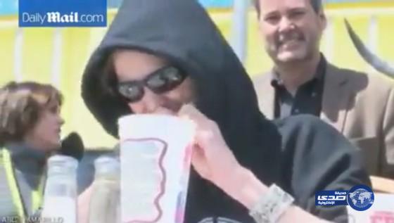 أمريكية تلتهم 6 كيلو من اللحم خلال ساعة (فيديو)