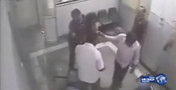 بالفيديو: علقة ساخنة لطبيب فشل في إنقاذ حياة مسن