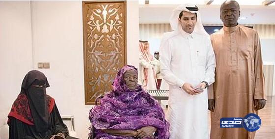 جدة أوباما تذرف الدموع خلال زيارتها معرض “السلام عليك أيها النبي” بمكة (صور)