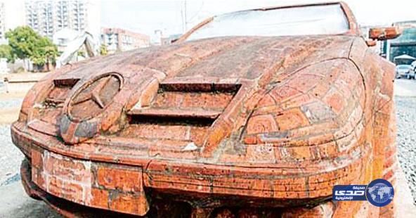 صيني يصنع «مرسيدس SLK» بالطوب الأحمر