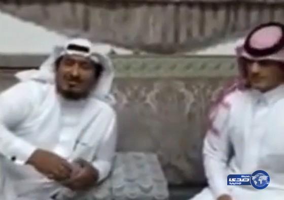بالفيديو.. سعودي يسترضي زوجته الأولى بـ 100 ألف بعد زواجه من ثانية