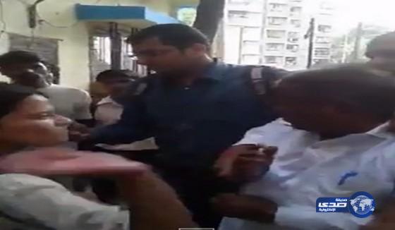 بالفيديو.. فتاة تلقن رجلاً درساً بعد أن صورها داخل حمام محطة قطارات