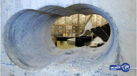 شرطة لندن تكشف عن حفرة الجدار الأسمنتي التي نفذ منها اللصوص في “سرقة القرن”