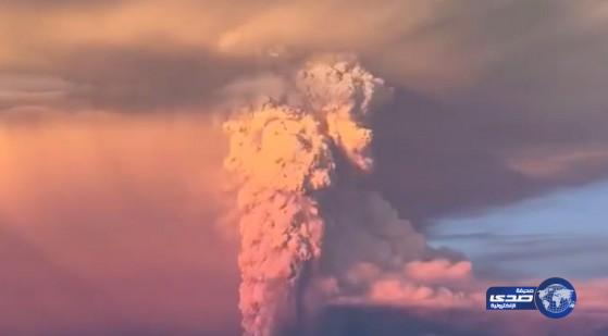 بالفيديو:بركان يرسم لوحة فنية في الجو