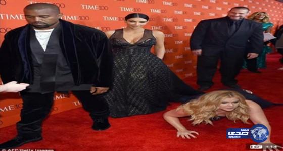 كاردشيان وزوجها لا يأبهان بامرأة سقطت عند قدميهما