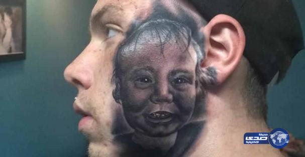 أمريكي يرسم صورة ابنه على وجهه لشدة حبه له