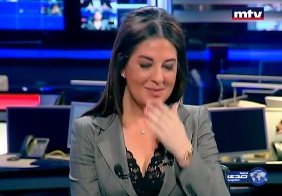 بالفيديو ..مذيعة لبنانية تدخل في نوبة ضحك على الهواء