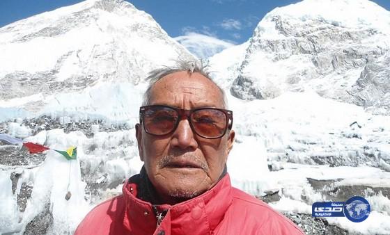 نيبالي مسن يبدأ محاولة لتسلق جبل ايفرست