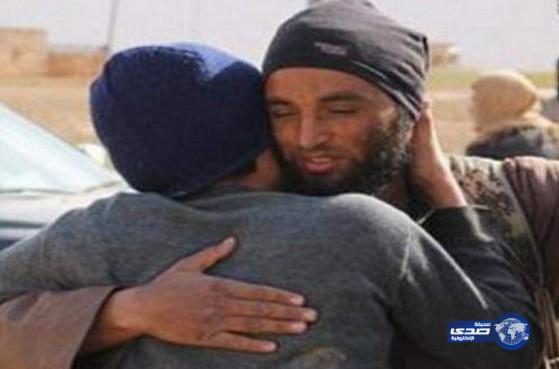 بالصور..“حضن قبل الرجم” طريقة داعش مع مثليي الجنس