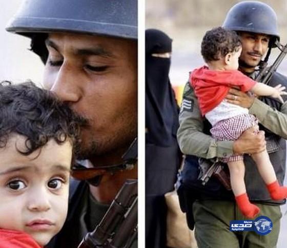 صورة حانية لرجل أمن سعودي مع طفل يمني بمنفذ الطوال