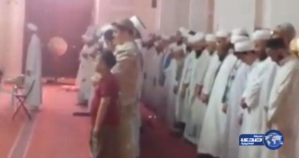 فيديو: سعودي يوثق صلاة غريبة لمصلين في أحد مساجد المدينة المنورة