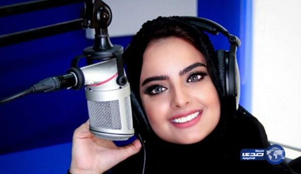 سارا عبدالله أول مذيعة سعودية في إذاعة إماراتية