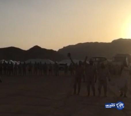 بالفيديو ال سالم الوعلة يام يرحبون بقوات الحرس الوطني بالزامل النجراني‎
