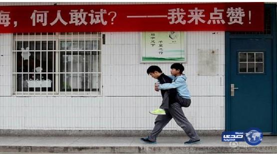 طالب صيني لقّب بـ”الأجمل” لحمل صديقه المعوق على ظهره ثلاث سنوات