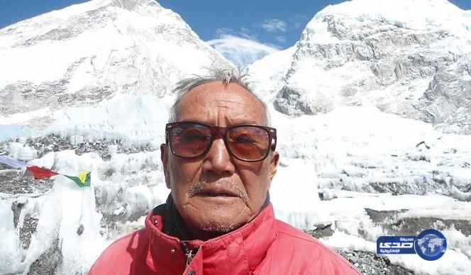 نيبالي مسن يبدأ محاولة لتسلق جبل ايفرست