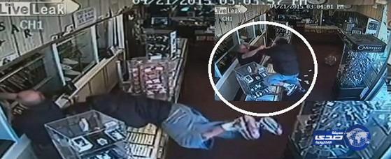 بالفيديو: مشاجرة عنيفة بين لص وصاحب محل مجوهرات في مدينة كليفتون