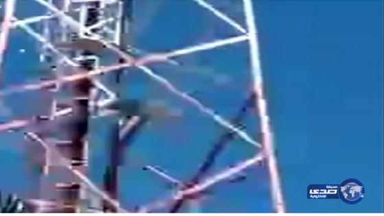 بالفيديو:لحظة انتحار شاب من أعلى برج كهرباء