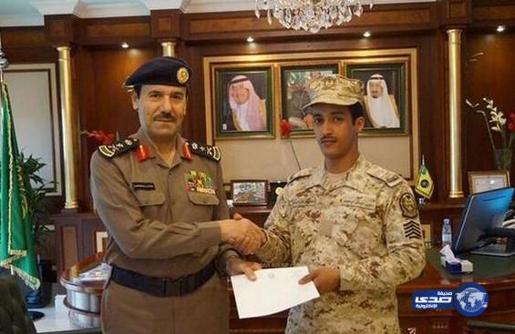 الأمير محمد بن نايف يكرم أحد أفراد الحرس الوطني
