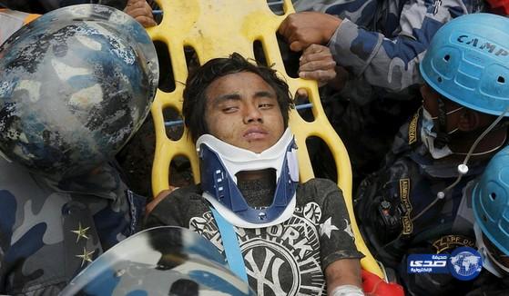 إنقاذ صبي من تحت الأنقاض بعد خمسة أيام من زلزال نيبال