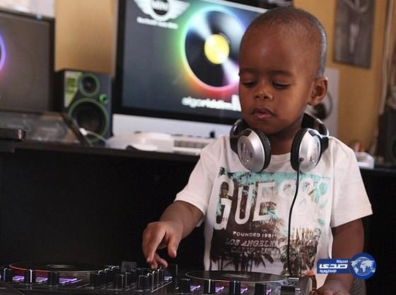 صور: أصغر دي جي في العالم في الثانية من عمره
