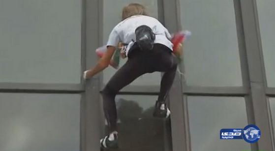 بالفيديو: الرجل العنكبوت يتسلق برجاً لإحياء ذكرى ضحايا نيبال