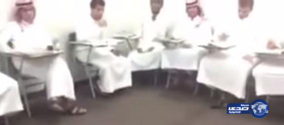 بالفيديو.. طلاب يسخرون من معلم &#8220;الإنجليزية&#8221;.. فيفاجأون بأنه يفهم العربية
