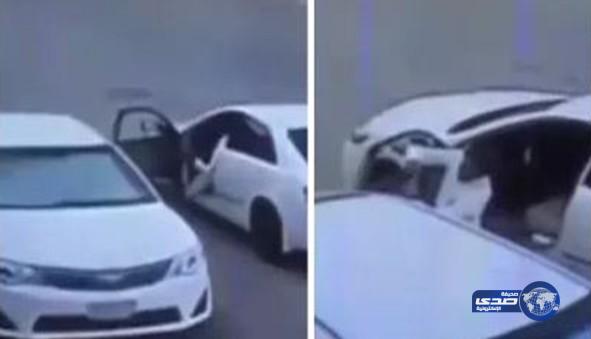 بالفيديو:  لص يسرق استبنة سيارة كامري أمام المارة