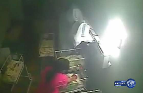 بالفيديو :ممرضة تضرب رضيعاً في إحدى الحضانات
