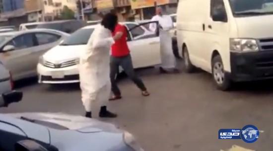 بالفيديو:مشاجرة جماعية بين مواطنين و4 وافدين بـ”منفوحة الرياض”