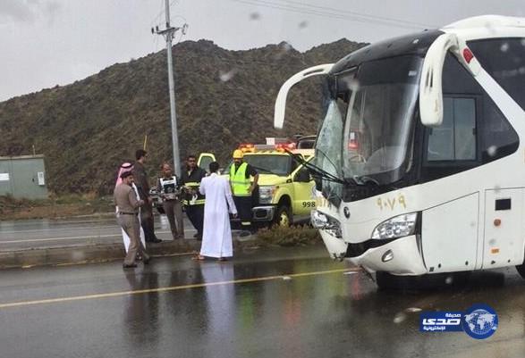 انحراف حافلة نقل طالبات واصطدامها بعمود إنارة بالباحة