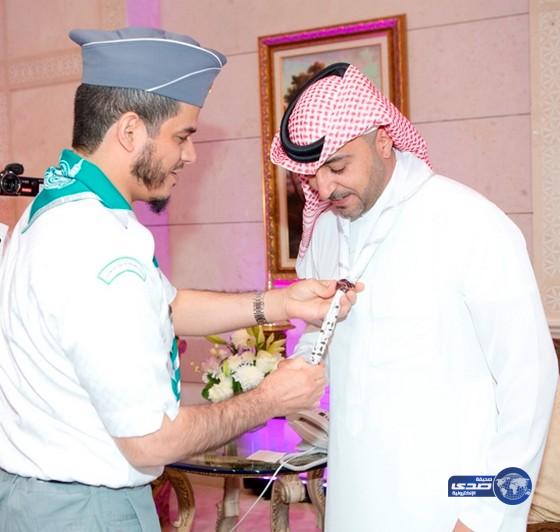 الأمير تركي بن مقرن يتقلد (منديل رسل السلام)