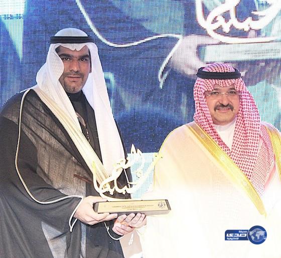 الأمير مشعل بن ماجد يكرم طارق بن عماد نصيف